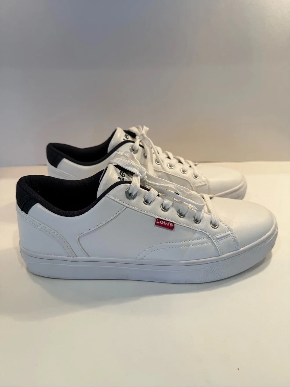 Levi's Men's White Courtright Low-Top Sneakers with Navy Trim